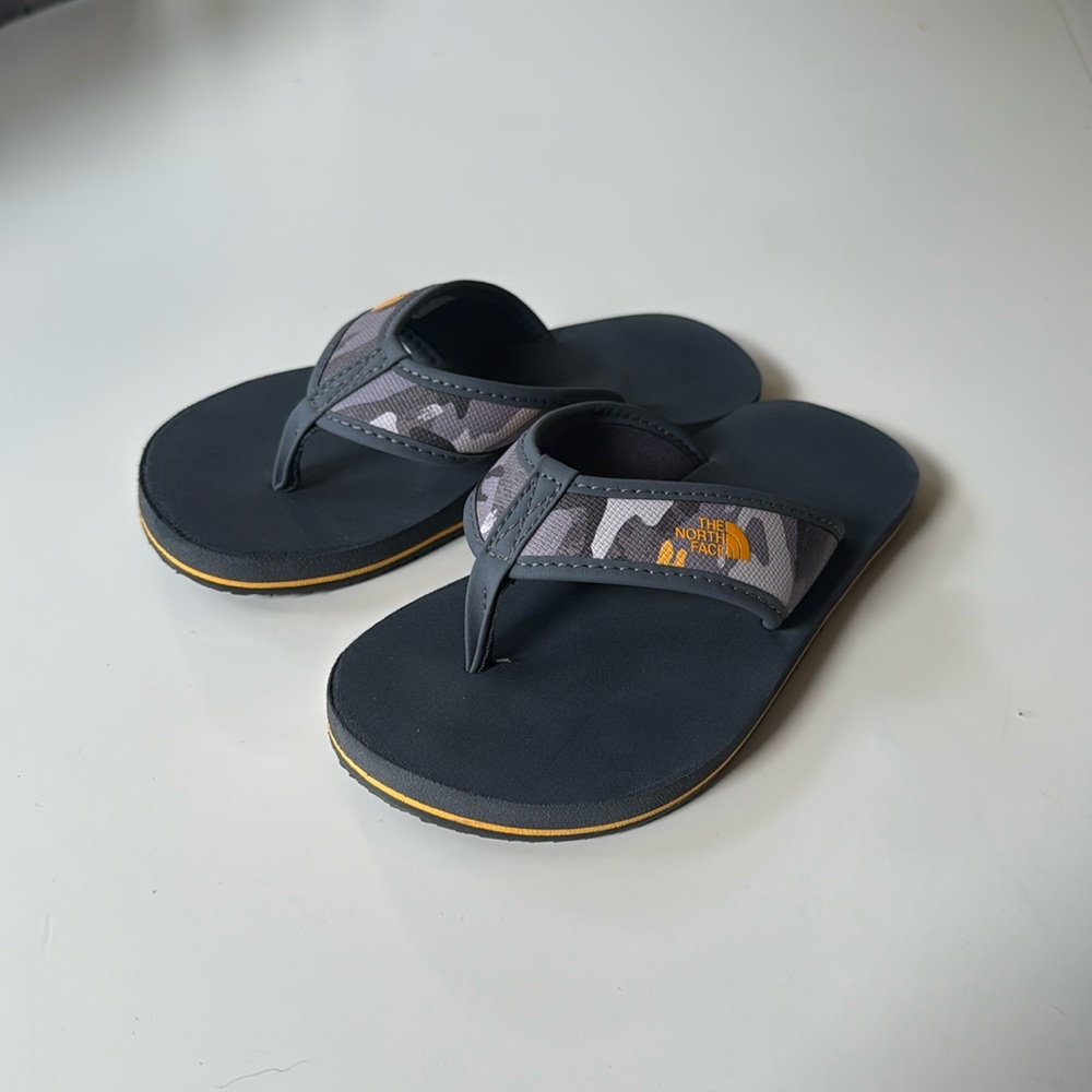 THE NORTH FACE BOYS BASE CAMP FLIP-FLOPS GRAY CAMO THONG SANDAL